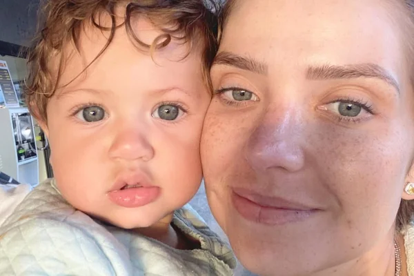 Após parto prematuro e câncer, cantora gospel Camila Campos posa com filha caçula - Metrópoles
