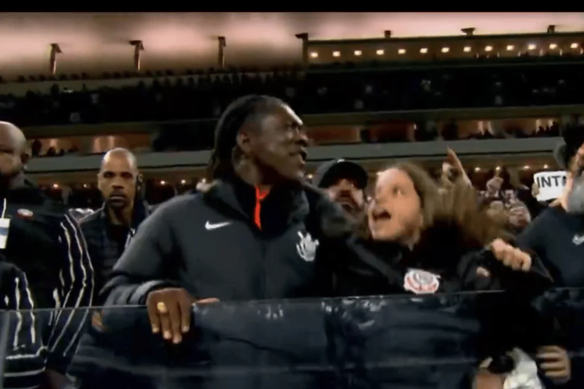 No meio da torcida, Seedorf faz coreografia com torcedores do Corinthians