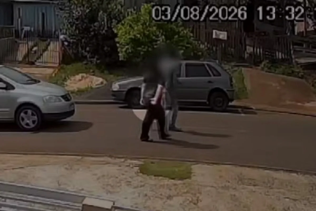 Mulher faz sinal de socorro em via pública e é salva de agressor. Vídeo