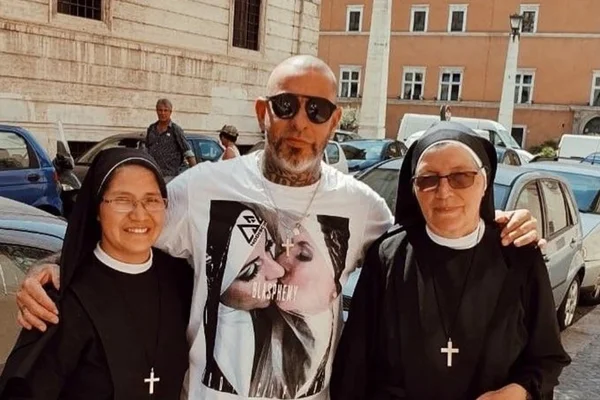Band se pronuncia após foto polêmica de Fogaça: “Analisaremos o caso”