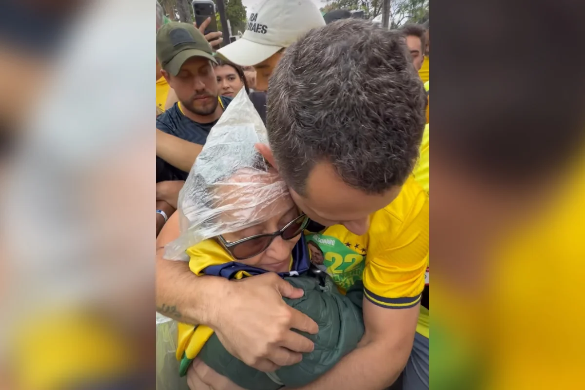 Cleitinho se reuniu com bolsonaristas durante ato em BH Cleitinho se reuniu com bolsonaristas durante ato em BH