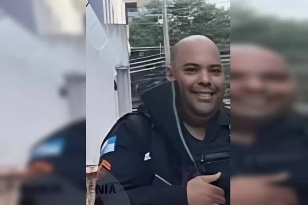 Policial careca sorrindo