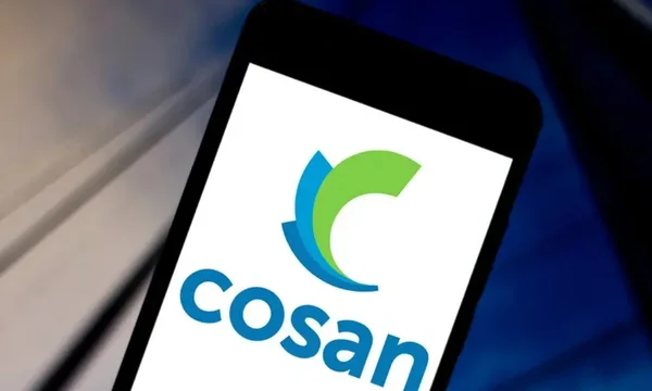 Imagem de tela de celular exibindo o logotipo da Cosan, com letras nas cores azul e verde - Metrópoles