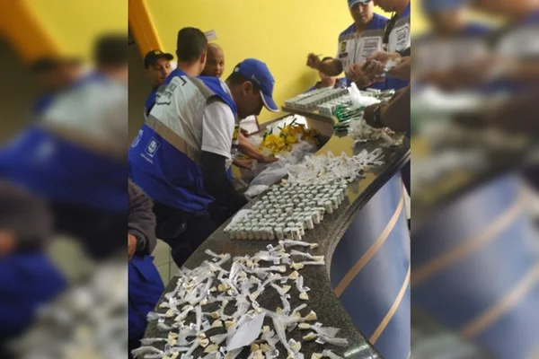 Idosa é presa com maconha e 2.382 sacolés de cocaína