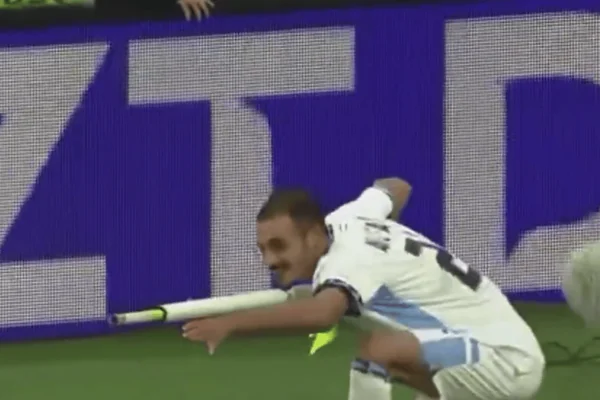 Saied Abu Farchi, de Israel, comemora gol dando tiro