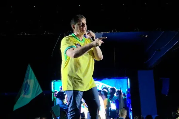 Imagem colorida de Tarcísio de Freitas com a camisa do Brasil em evento de Flávio Bolsonaro em SP - Metrópoles