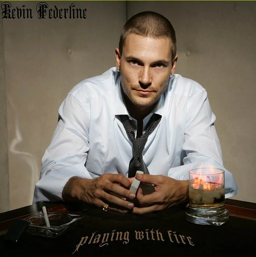 <b>"Playing with Fire" (2006), de Kevin Federline</b>. Então casado com Britney Spears, Federline viu seu primeiro (e derradeiro) álbum conquistar a pior pontuação da história do Metacritic: 15 de 100. As coisas começaram mal já nos singles. "PopoZão", inspirada nos bailes funk brasileiros, gerou repulsa da imprensa e foi descartada do disco. Não adiantou. O CD vendeu algumas poucas milhares de cópias. <b>"Playing with Fire" (2006), de Kevin Federline</b>. Então casado com Britney Spears, Federline viu seu primeiro (e derradeiro) álbum conquistar a pior pontuação da história do Metacritic: 15 de 100. As coisas começaram mal já nos singles. "PopoZão", inspirada nos bailes funk brasileiros, gerou repulsa da imprensa e foi descartada do disco. Não adiantou. O CD vendeu algumas poucas milhares de cópias.