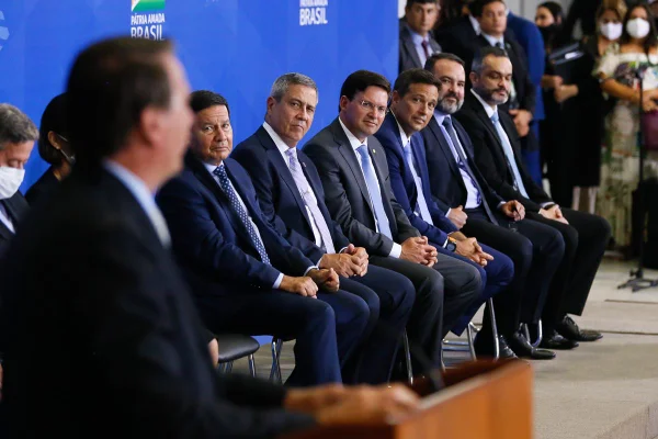 Mourão diz que suposta ameaça de golpe militar “é mentira”