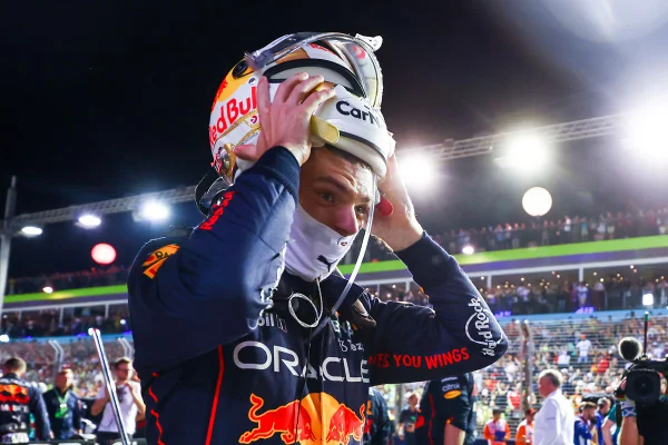Verstappen explica erros e se desculpa após frustração em Singapura