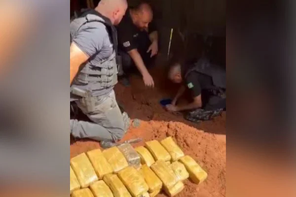 Imagem colorida mostra policiais militares (PMs) em ação que encontrou tijolos de maconha dentro de galinheiro no interior de São Paulo - Metrópoles