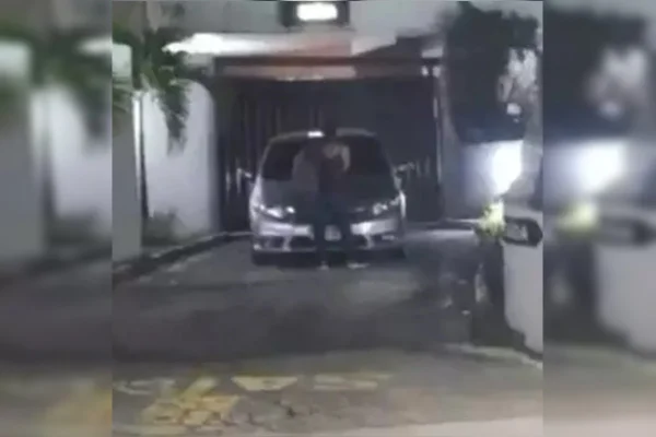 Uma mulher flagrou o namorado saindo de um motel com uma suposta amante