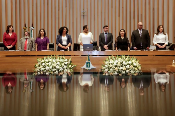 Jornalistas do Metrópoles são homenageados em sessão solene na CLDF