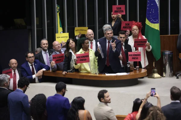 Deputados bolsonaristas interrompem fala de Lindbergh Farias (PT-RJ), crítica a Bolsonaro, com gritos de "Odebrecht", "Mensaleiro", "Petroleiro" e "Lula ladrão, seu lugar é na prisão"