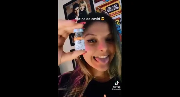 Já? Filha de ex-prefeito paranaense exibe frasco da Coronavac no TikTok