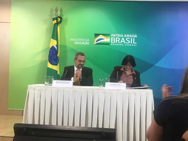 Damares diz que Weintraub é seu favorito. “Que Guedes não escute”