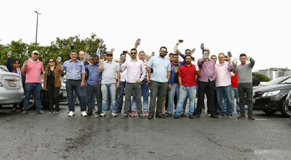 Policial que dirigia Uber mata três homens que tentaram assaltá-lo