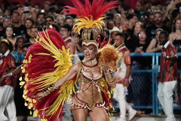 Ex-BBB Jaquelline Grohalski passa perrengue na Sapucaí; veja