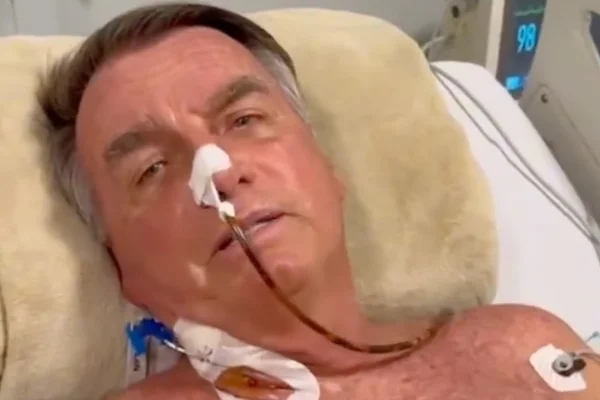 O ex-presidente Jair Bolsonaro PL permanece internado na Unidade de Terapia Intensiva (UTI) do Hospital DF Star, em Brasília, após uma cirurgia - metrópoles