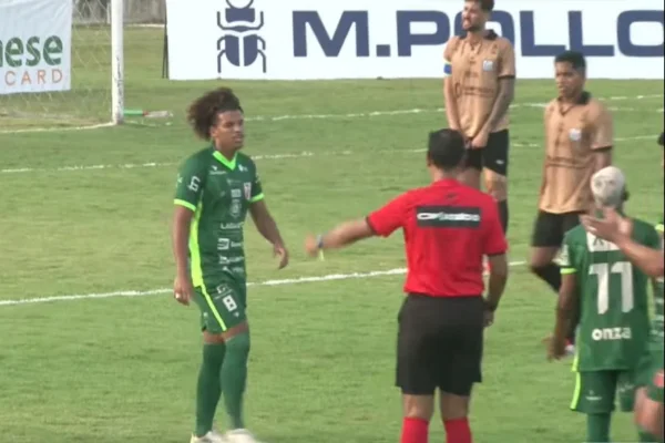 Juiz e jogadores reclamando com ele na partida da Série D
