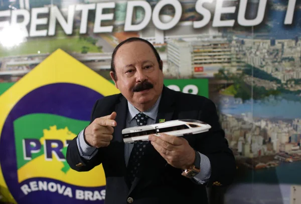 “Não sou político de uma proposta só”, diz Fidelix, candidato do “aerotrem”