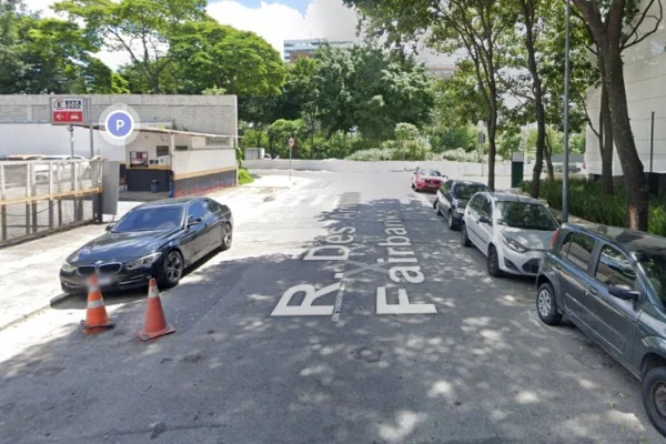 Imagem colorida mostra rua que foi local de assalto no Butantã - Metrópoles