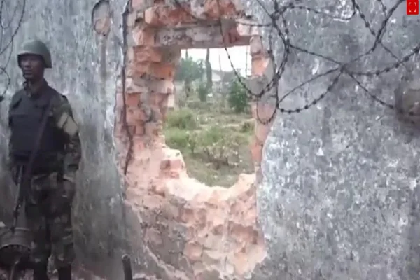 Homem parado ao lado de um buraco