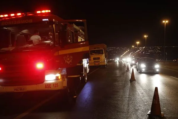 Bombeiros tentam reanimar pedestre, que não resiste a atropelamento