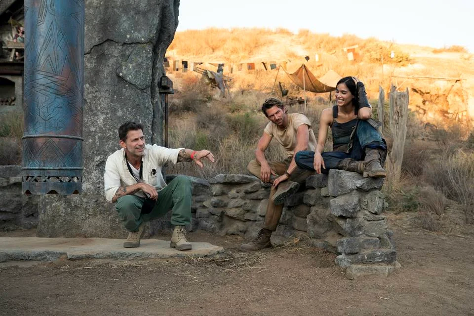 Zack Snyder ao lado do elenco de Rebel Moon Zack Snyder ao lado do elenco de Rebel Moon