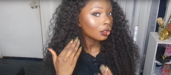 Maquiagem ajudou guru do YouTube a superar bullying por queimadura