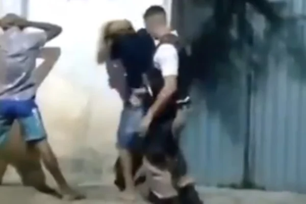PM da Bahia agride jovem: “Você é ladrão, olha o cabelo”. Vídeo