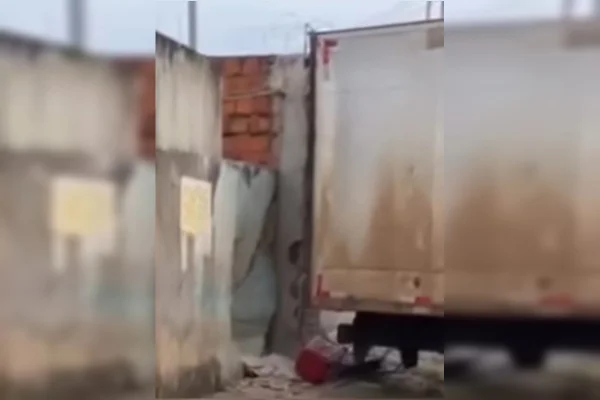 Motorista de caminhão derruba muro de casa ao dar ré em rua estreita