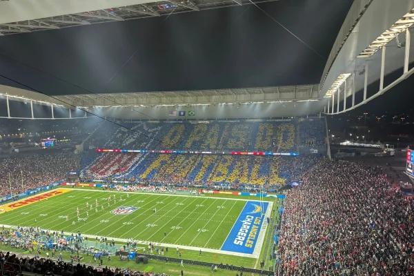 Imagem colorida de estádio com fãs da NFL em SP. Metrópoles