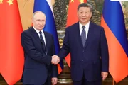 Xi Jinping elogia laços com Putin e diz que relação é exemplo de amizade
