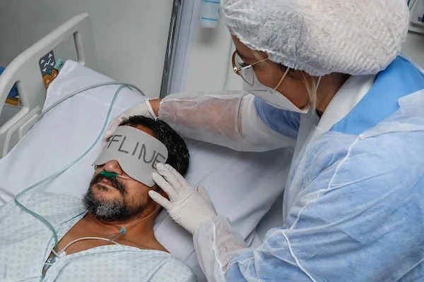 O porteiro recebe atenção especial no Hospital de Campanha do Autódromo O porteiro recebe atenção especial no Hospital de Campanha do Autódromo