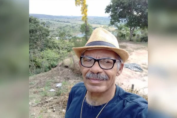 Imagem colorida de um homem com pele parda e bigode - Metrópoles