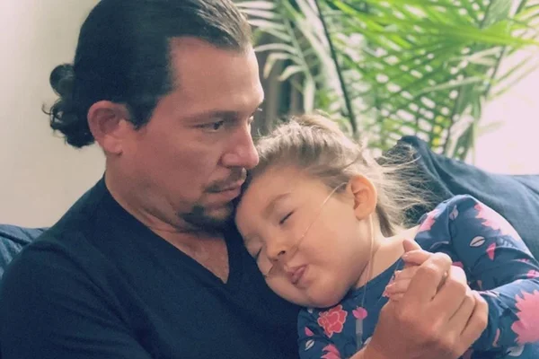 Ator anuncia morte da filha de 3 anos e comove fãs: “Cama vazia”