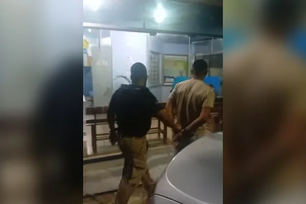 Homem de 20 anos é preso após estuprar o próprio primo de 9 anos