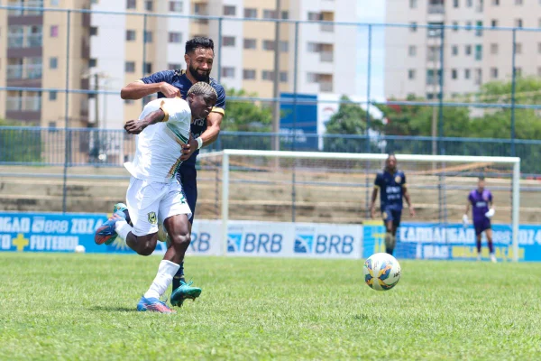 Disputa de bola no jogo entre Samambaia e Paranoá