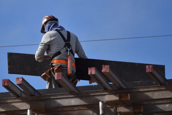 Ibaneis sanciona novas regras para compensar danos causados por obras no DF