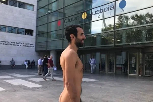 Nudista espanhol em frente ao Supremo Tribunal de Valência - Metrópoles