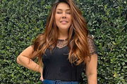 Simony posa, sorridente, com os cabelos soltos