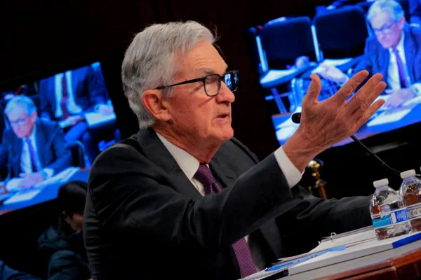 Imagem do presidente do Federal Reserve (Fed), Jerome Powell, gesticulando - Metrópoles