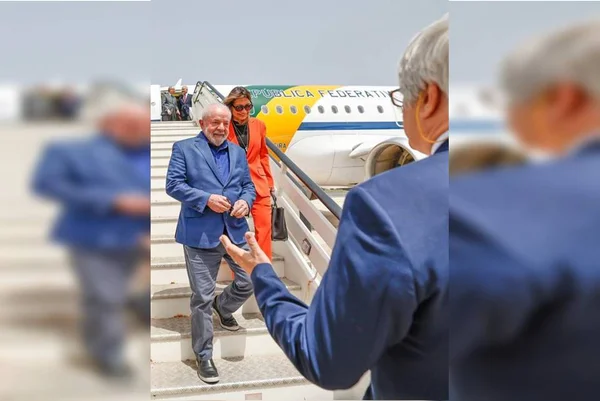 imagem colorida de Lula e Janja desembarcando de avião - Metrópoles