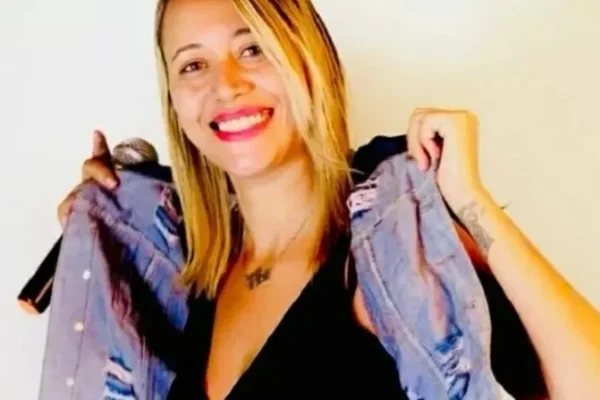 Giselle Bernardo posa de blusa preta e jaqueta nas redes sociais - Metrópoles