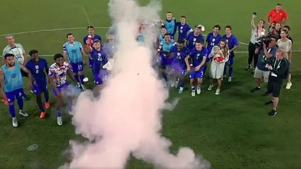 Goleiro do Arsenal faz chá revelação dentro de campo; assista