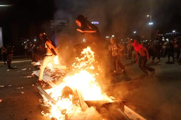 PM à paisana é esfaqueado ao ser roubado em protesto na Esplanada