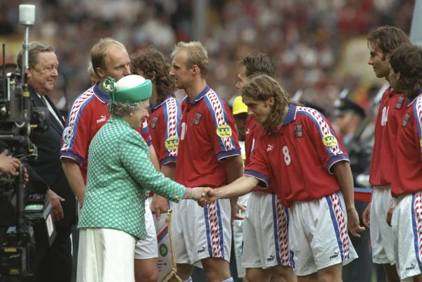 A rainha Elizabeth II conhece a seleção da República Tcheca - Metrópoles