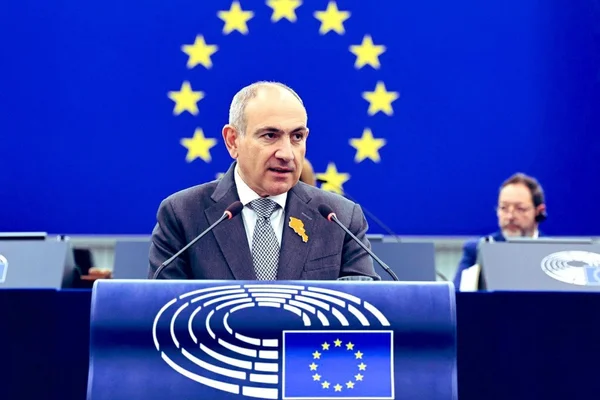 Imagem colorida mostra o primeiro-ministro da Armênia, Nikol Pashinyan