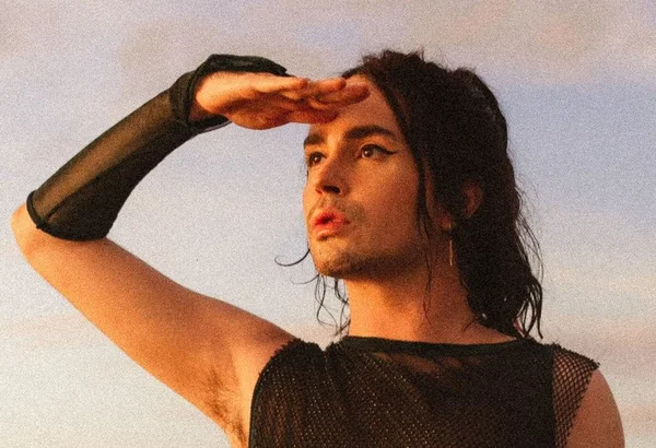 Johnny Hooker com a mão na testa - Metrópoles