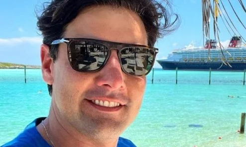 Bruno De Luca usando óculos escuros na praia